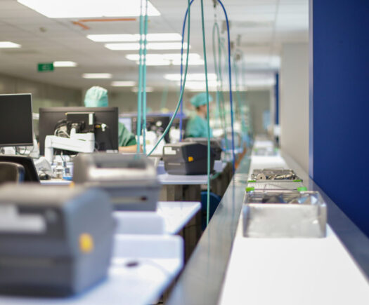 Transportband bij het GZA ziekenhuis in Antwerpen - RVS - CSA - Sterilisatie - Hupfer - lopende band